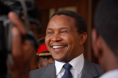 Tanzanian President Jakaya Kikwete surrounded by television cameras at the 2007 TED conference in Arusha.