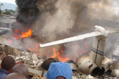 Un crash aerien fait des dizaines de morts a Goma le 15 avril 2008 -