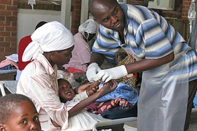 Un infirmier entrain de s'occuper d'un enfant atteint du choléra.