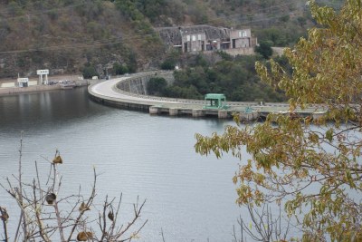 Zimbabwe and Zambia share Kariba Dam and Victoria falls.