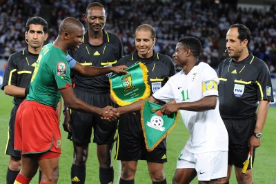 Samuel Eto'o of Cameroon and Chris Katongo before a match between Cameroon and Zambia in Luanda, Angola.(File Photo)