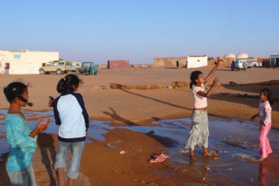 Des petites filles jouant avec l'eau
