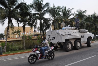 tank Nu à Abidjan.