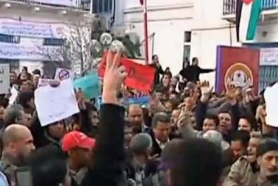 De violentes échauffourées se sont déroulées dans les rues de Tunis entre manifestants et forces de l'ordre.