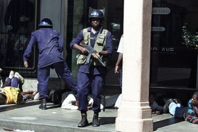 Police beating up MDC-T supporters at party headquarters in Harare (file photo).