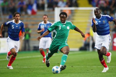 Olubayo Adefemi in total control of the ball as he steers clear France attackers in Nigeria's 1-0 historic victory over the former World champions.
