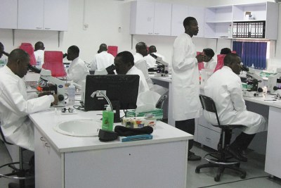 Nigerian lab technicians undergo malaria microscopy (file photo).
