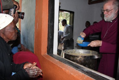 L'Archevêque de Canterbury, Rowan Williams sert le repas lors de sa tournée en Afrique Centrale