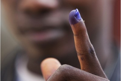 Un citoyen montre son doigt taché d'encre , la preuve qu'il a voté au référendum constitutionnel de son pays.
