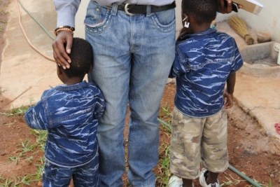 Sibelo Sibanda, un avocat des Droits Humains à Musina, avec deux enfants suspects