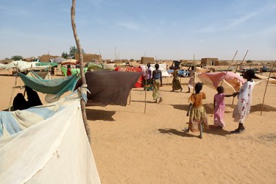 Les réfugiés du Mali vivent dans des abris de fortune près du village de Chinagodrar, région de Tillabery, Niger.