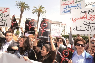 Des manifestants réclamant l'abrogation de l'article 475 du Code pénal.