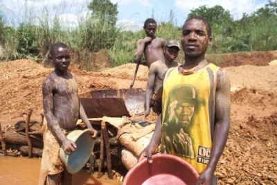 Zimbabwean gold panners.