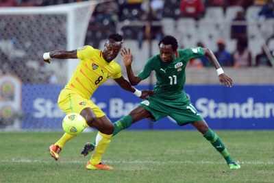 Komlan Amewou du Togo en confrontation avec Jonathan Pitroipa du Burkina Faso, lors du match de quart de final de la CAN 2013 en Afrique du Sud.