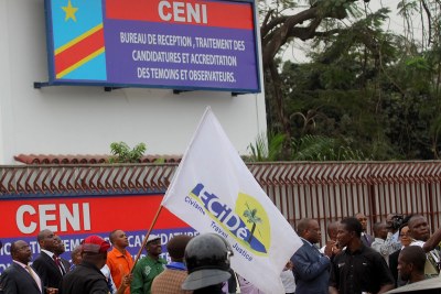 Des opposants et des journalistes le 5/9/2011 à Kinshasa, lors du dépôt de la candidature d’Etienne Tshisekedi pour la présidentielle 2011, devant le bureau de réception, traitement des candidatures et accréditation des témoins et observateurs de la Ceni à Kinshasa.