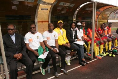 Le banc de touche du Cameroun contre le Togo