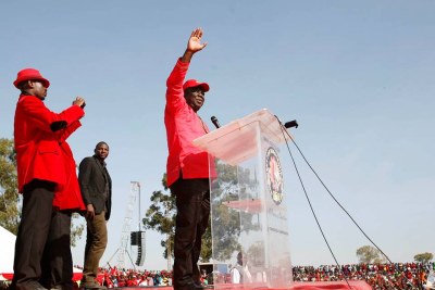 Le président du MDC-T  Morgan Tsvangirai s'adressant à la foule lors de sa campagne.