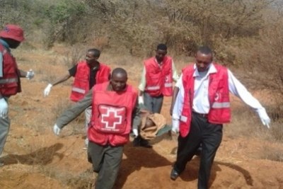Kenya Red Cross agents help carry the injured in renewed inter-clan clashes in Moyale, Marsabit County (file photo).