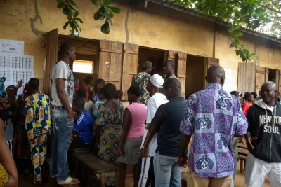 Des électeurs devant un bureau de vote