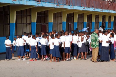 Des élèves habillés en bleu blanc d'une école à Kinshasa.