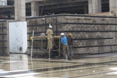 Des ouvriers étrangers dans le chantier de la tour de contrôle de l'Aéroport Internationale Blaise Diagne (Aibd) du Sénégal