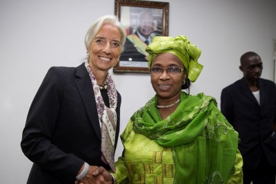 La Directrice générale du Fonds Monétaire international, Christine Lagarde (à gauche) saluant le ministre de l’Économie et des Finances du Mali,  Bouare Filly Sissoko