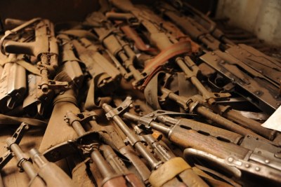 Une pile de fusils après une opération de désarmement dans l’est de la RDC.