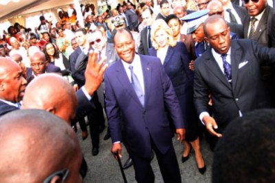 Le président Alassane Outtara de retour en Côte d'Ivoire après des soins reçus en France. Le président ivoirien en convalescence s'appuie sur une canne pour marcher