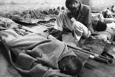 Des Civils blessés pendant le génocide récupèrent dans un hôpital de fortune dans l'église Sainte-Famille à Kigali, au Rwanda.