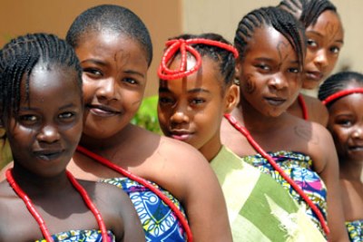 Le rapport de l'Unicef recommande d'investir en faveur des filles et des femmes puisque le taux de fécondité pour une femme qui a eu accès à l'éducation est plus faible.