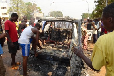 A car in Bangui, capital of the Central African Republic that was burned by the anti-Balaka vigilantes after suspected Seleka combatants were found inside it (file photo).