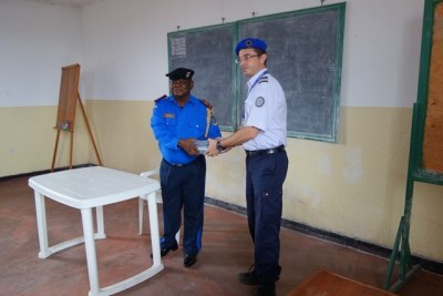 Remise de mamuels d'un membre de la Mission de Police de l’Union européenne en RDC (EUPOL RD Congo) à un policier de Goma.