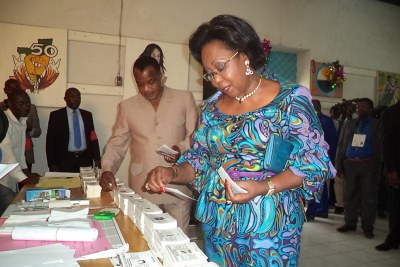 (photo d'archives)) - Le président de la République de Congo Brazzaville, Denis Sassou N’Guesso (en arrière plan) aura-t-il l'occasion de briguer au autre mandat lors de la prochaine présidentielle? Un référendum le dira!