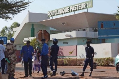 À la clinique Pasteur de Bamako, des policiers ont refoulé des patients quand l'hôpital a été placé en quarantaine à cause du virus Ebola