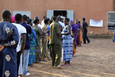 Des électeurs devant un bureau de vote