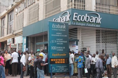 Des agents et fonctionnaires de l’Etat attendant la paie du mois devant une banque à Kinshasa