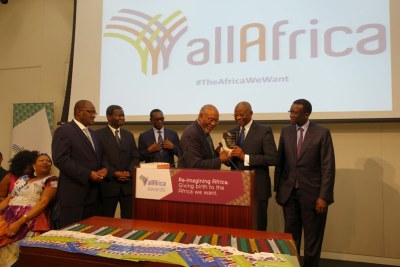 Le président de la République du Sénégal, S.E. M. Macky SALL, a été célébré le vendredi 17 avril 2015 à Washington DC, au cours d’un diner débat organisé à l’occasion du quinzième anniversaire de AllAfrica Global Media.