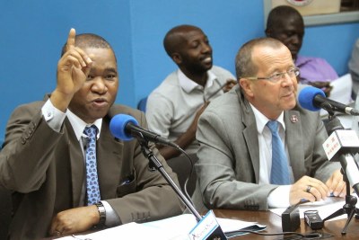 Charles Antoine Bambara, Directeur des informations publiques de la Monusco et le Représentant du SG de l’Onu, Martin Kobler, le 14/05/2014 au quartier général de la Monusco à Kinshasa, lors de la conférence de presse des Nations Unies.