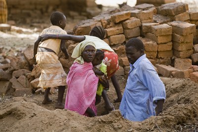 Une famille émerge d'une tranchée où elle s’était réfugiée quand 12 bombes ont été larguées sur le village de Kauda (Kordofan du Sud), au Soudan, détruisant trois maisons et blessant un homme.