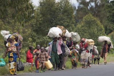 Les populations fuient leurs villages à cause des combats entre les FARDC et les groupes rebelles à Sake au Nord-Kivu le 30 avril 2012.
