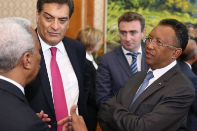 Symbion Power CEO Paul Hinks and His Excellency Hery Rajaonarimampianina, President of the Republic of Madagascar talk with Horace Gatien, Minister of Energy.