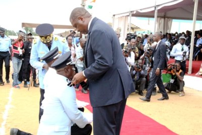 Le ministre d’Etat, ministre de l’Intérieur et de la Sécurité, Hamed Bakayoko, accrochant les épaulettes aux élèves officiers et sous officiers de la 39ème promotion