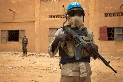 Un Casque bleu sénégalais patrouille avec un soldat malien à Kidal en juillet 2013.