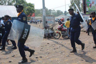 Des policiers lors de manifestations à Kinshasa en République démocratique du Congo