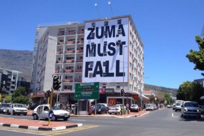 Une grande bannière #ZumaDoitTomber placé sur un bâtiment à Kloof Street, Cape Town .