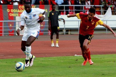 Angolan player battles Congolese Striker