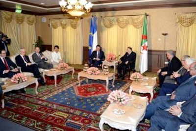 Le président Bouteflika reçoit le Premier ministre français
