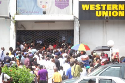 De nombreux clients de la Banque internationale pour l’Afrique au Congo (BIAC) venues retirer leurs dépôts aux guichets situés à son siège à Kinshasa,