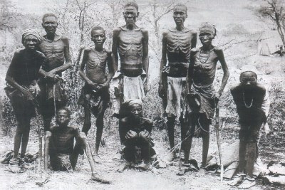 Héréros ayant survécu après avoir fui à travers l’aride désert d’Omaheke (vers 1907).
