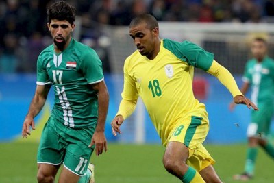 South African player fights for the ball against Iraq.